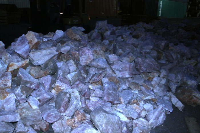 Số lượng lớn ngà voi và sừng tê giác "núp bóng" tinh vi trong đá cẩm thạch dạng khối, hòng qua mắt lực lượng chức năng. Ảnh T.L Số lượng lớn ngà voi và sừng tê giác "núp bóng" tinh vi trong đá cẩm thạch dạng khối, hòng qua mắt lực lượng chức năng. Ảnh T.L