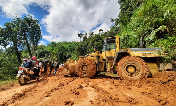 Các lực lượng thông đường vào cứu hộ, cứu nạn. Ảnh: Báo Quảng Nam Các lực lượng thông đường vào cứu hộ, cứu nạn. Ảnh: Báo Quảng Nam