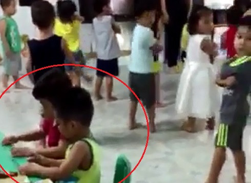 Trẻ bị "cô lập" trong giờ học chính khóa do phụ huynh không đóng tiền học Aerobic ngoại khóa. (Ảnh: H.L)