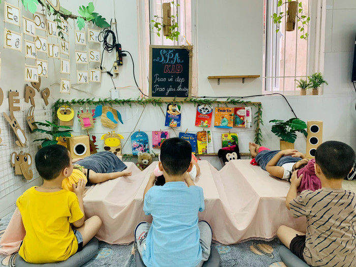 Hoạt động trải nghiệm bé trai massage cho bé gái tại lớp 4 tuổi, Trường Mầm non Bình Minh. Ảnh: Nhà trường cung cấp. Hoạt động trải nghiệm bé trai massage cho bé gái tại lớp 4 tuổi, Trường Mầm non Bình Minh. Ảnh: Nhà trường cung cấp.