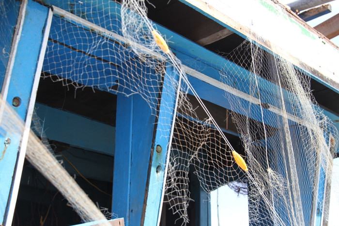 Các cửa xung quanh buồng lái cũng bị đâm tan tành...