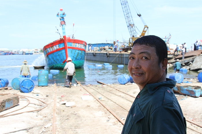 "Mấy chục năm làm nghề thợ lặn trục vớt tàu, tôi chưa bao giờ thấy bức xúc như lúc này. Tàu cá của chị Hoa bị tàu Trung Quốc đâm chìm thật quá dã man...", thợ lặn Hiếu nói sau khi lên bờ nghỉ lấy sức.