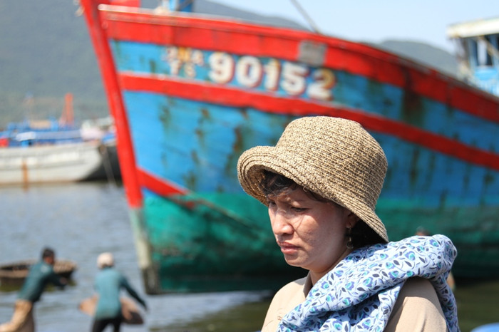 Chị Huỳnh Thị Như Hoa buồn bã bên con tàu chỉ còn lại khung gỗ của mình. "Gia đình tôi có thù oán gì với Trung Quốc đâu mà sao họ hành động quá tàn ác như vậy...", chị Hoa nói nghẹn từng tiếng, quay mặt đi rồi rơi nước mắt.
