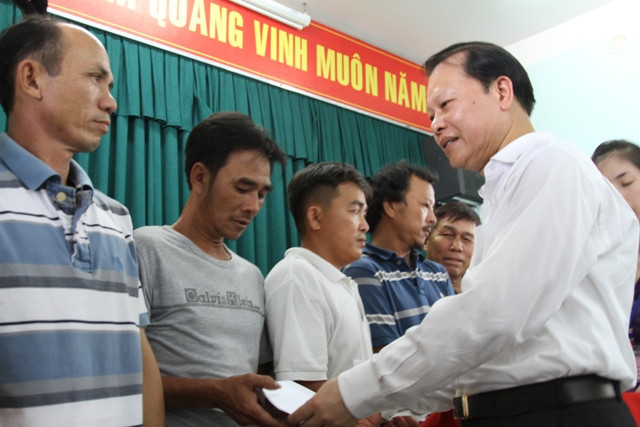 Phó Thủ tướng Vũ Văn Ninh tặng quà cho ngư dân Đà Nẵng và cho biết mục tiêu cuối cùng là mong muốn làm sao bà con ngư dân chúng ta vươn khơi sản xuất trên biển bền vững, nâng cao đời sống, kết hợp bảo vệ chủ quyền biển đảo. Ảnh H.Q Phó Thủ tướng Vũ Văn Ninh tặng quà cho ngư dân Đà Nẵng và cho biết mục tiêu cuối cùng là mong muốn làm sao bà con ngư dân chúng ta vươn khơi sản xuất trên biển bền vững, nâng cao đời sống, kết hợp bảo vệ chủ quyền biển đảo. Ảnh H.Q