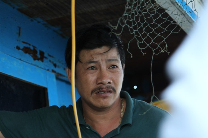 "Mấy chục năm đi biển tàu của tôi chưa bao giờ gặp họa lớn và hung dữ như thế này....", anh Vốn nghẹn lòng, nói.