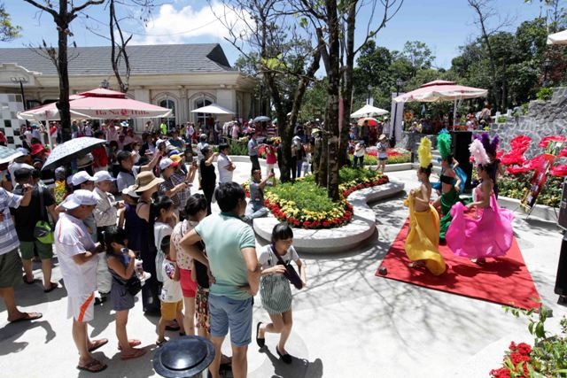 Ngay tại lễ hội, các du khách được thưởng thức những ly rượu vang trắng, vang đỏ của những thương hiệu rượu vang nổi tiếng thế giới kèm với tiệc buffett ngoài trời và cùng thưởng thức những vũ điệu độc đáo, nóng bỏng của các vũ công chuyên nghiệp và cùng thả hồn vào vườn hoa Le Jarnin De’Amour với muôn ngàn đóa hoa khoe sắc.