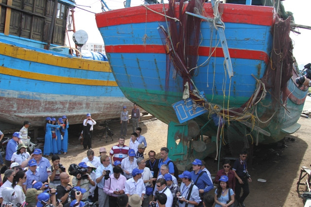 Các học giả, nhà nghiên cứu quốc tế và trong nước cùng đông đảo phóng viên quốc tế, trong nước đã đến tham quan tàu cá ĐNa 90152TS bị tàu Trung Quốc đâm chìm vào chiều ngày 26/5 vừa qua. Ảnh H.Q