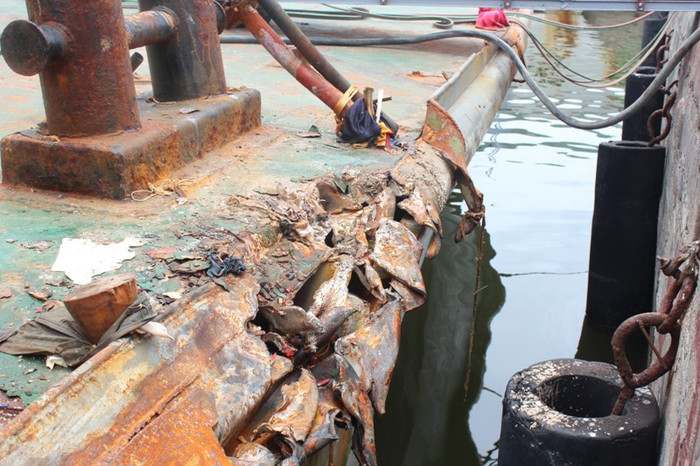 Theo các kiểm ngư viên trên tàu KN 951, tàu bị nhiều tàu của Trung Quốc đâm gây hư hỏng nặng với những cú đâm trực diện và cực mạnh khiến mạn trái của tàu bị nứt gãy rất nghiêm trọng. Rất nhiều chỗ trên tàu bị hư hỏng, vỡ bể, biến dạng, như tại các phòng, boong trên, cầu thang, xuồng…