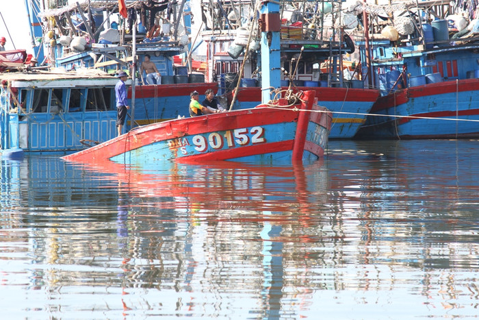 Sau khi được đưa vào gần bờ, sáng ngày 2/6, tàu cá ĐNa 90152TS của chj Huỳnh Thị Như Hoa (37 tuổi, trú quận Thanh Khê, Đà Nẵng) bị tàu Trung Quốc đâm chìm vào chiều 26/5 đang được các công nhân HTX Trục vớt - đóng sửa tàu thuyền Bắc Mỹ An tiến hành kéo lên đà. Sau khi được đưa vào gần bờ, sáng ngày 2/6, tàu cá ĐNa 90152TS của chj Huỳnh Thị Như Hoa (37 tuổi, trú quận Thanh Khê, Đà Nẵng) bị tàu Trung Quốc đâm chìm vào chiều 26/5 đang được các công nhân HTX Trục vớt - đóng sửa tàu thuyền Bắc Mỹ An tiến hành kéo lên đà.