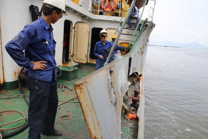 Mạn trái và mạn phải của tàu KN 951 đều bị các tàu của Trung Quốc đâm tan nát.