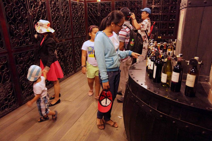 Trên thế giới, các nước nổi tiếng về rượu vang như Pháp, Úc, Tây Ban Nha… hàng năm đều tổ chức các lễ hội rượu vang lớn, thu hút được nhiều người từ khắp mọi nơi trên thế giới đổ về. Tại Hầm rượu Debay - Bà Nà, du khách cũng đã được tận hưởng không khí sôi động và náo nhiệt tại Lễ hội rượu vang.