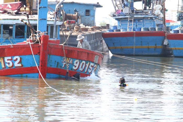 Một số thợ lặn phải lặn xuống dưới đáy tàu để "nghiên cứu" cách đưa vào đà. Một số thợ lặn phải lặn xuống dưới đáy tàu để "nghiên cứu" cách đưa vào đà.
