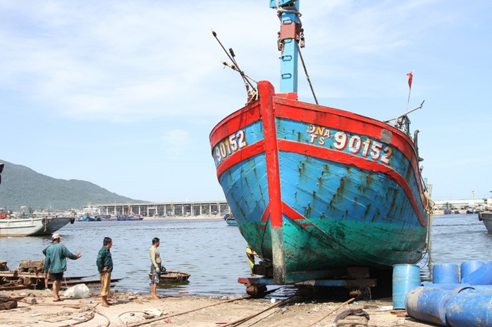 Đây là nỗ lực không biết mệt mỏi của nhiều thợ lặn và công nhân. Giữa trưa nắng như đổ lửa, nhưng ai nấy đều hăng say làm việc.