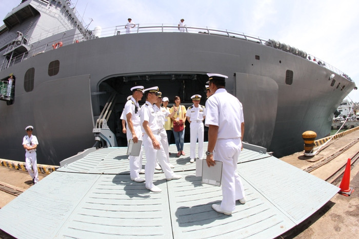 Tàu đổ bộ JS Kunisaki có tổng công suất 26.000 mã lực, tốc độ tối đa 22 hải lý/giờ. Tàu có thể chở được 8 trực thăng vận tải/chống ngầm; 10 xe tăng và 2 tàu đổ bộ nhỏ... Tàu đổ bộ JS Kunisaki có tổng công suất 26.000 mã lực, tốc độ tối đa 22 hải lý/giờ. Tàu có thể chở được 8 trực thăng vận tải/chống ngầm; 10 xe tăng và 2 tàu đổ bộ nhỏ...