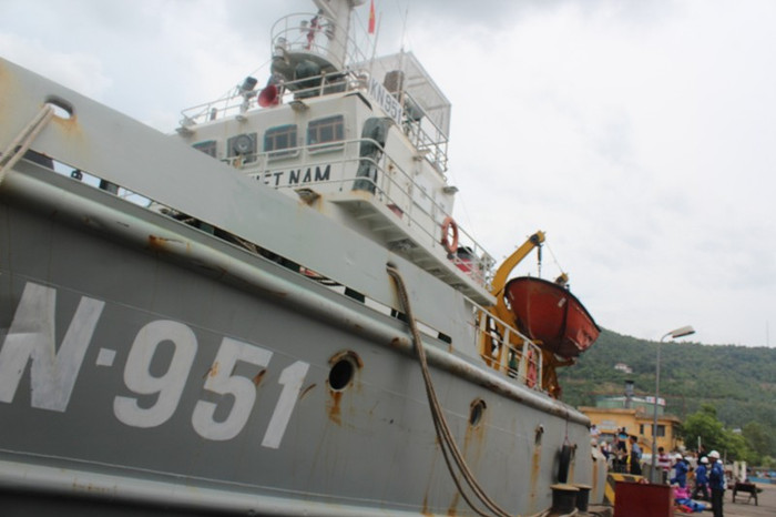 Sau khi cập cảng Đà Nẵng gần một ngày, ngày 29/6, các công nhân đang tiến hành sửa chữa lại tàu kiểm ngư KN 951 bị hư hỏng nặng sau khi thực hiện nhiệm vụ chấp pháp trên vùng biển Hoàng Sa của Việt Nam bị nhiều tàu Trung Quốc đâm vào sáng ngày 23/6 vừa qua.