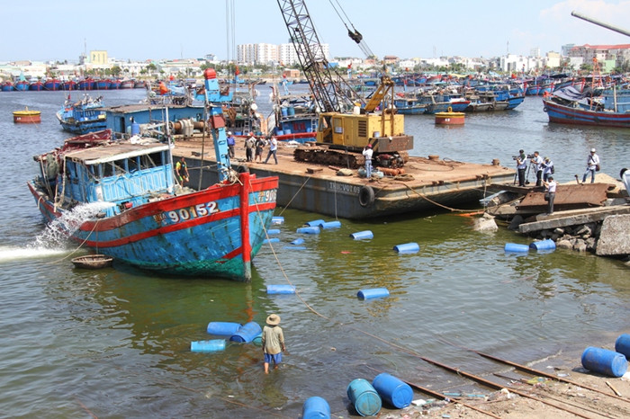 Khoảng 13 giờ chiều nay 2/6, công việc kéo tàu cá ĐNa 90152TS của chủ tàu Huỳnh Thị Như Hoa (trú quận Thanh Khê, Đà Nẵng) bị tàu Trung Quốc đâm chìm ngoài vùng biển Hoàng Sa vào chiều ngày 26/5 vừa qua, đã hoàn tất, con tàu được đưa lên bờ.