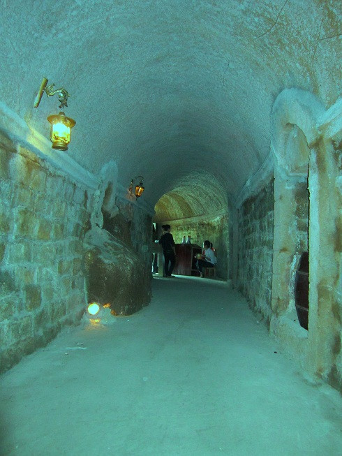 Độc đáo nhất là vách hầm được xây bằng đá núi và vữa làm từ hỗn hợp đường và nhựa cây bời lời (một loại cây chỉ có ở vùng Quảng Nam – Đà Nẵng), vòm hầm được làm hình vòng cung để đảm bảo độ an toàn tuyệt đối. Đó chính là những lý do mà cho đến ngày nay Hầm rượu Debay vẫn tồn tại thách thức với thời gian trong khi hàng trăm ngôi biệt thự đã trở thành phế tích.