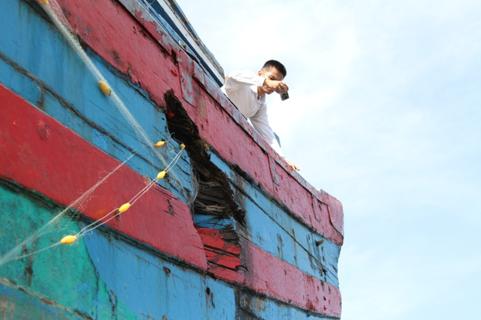 Một số ngư dân chứng kiến "vết thương" sâu hoắm đằng sau đuôi tàu ĐNa 90152TS cho biết nhìn thế là biết tàu Trung Quốc đâm với lực rất mạnh.