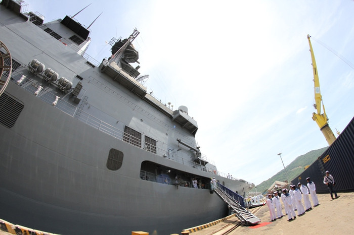 Trên tàu có hàng trăm sĩ quan, thủy thủ đoàn đa quốc gia... Trên tàu có hàng trăm sĩ quan, thủy thủ đoàn đa quốc gia...