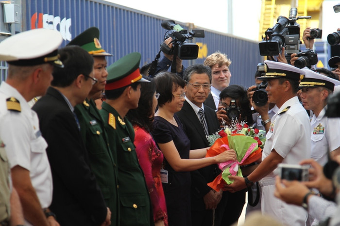 Lễ đón được các bên tổ chức long trọng ngay tại cầu cảng Tiên Sa, Đà Nẵng. Lễ đón được các bên tổ chức long trọng ngay tại cầu cảng Tiên Sa, Đà Nẵng.