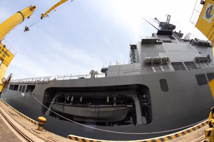 Xuồng cứu hộ được xếp trong tàu...