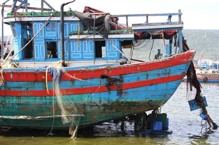 Phía sau đuôi của con tàu hiện ra những "vết thương" chằng chịt...