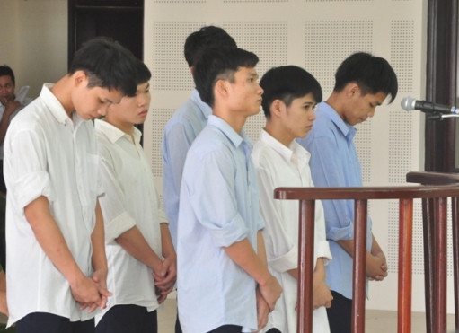 Các bị cáo trước vành móng ngựa ngày 12/6. Các bị cáo trước vành móng ngựa ngày 12/6.