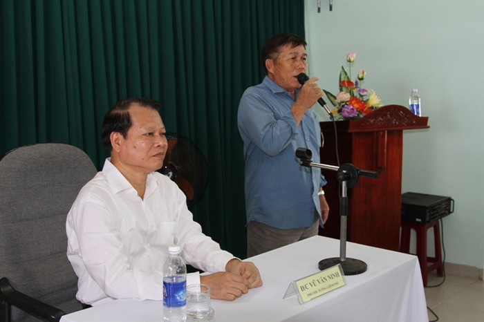 Ông Lê Văn Lễ (bên phải) nêu ý kiến rằng bà con ngư dân ở quận Thanh Khê, Đà Nẵng không muốn đóng tàu vỏ sắt vì số tiền đóng mới rất lớn, họ không kham nổi. Ngoài ra, dịch vụ bảo dưỡng tàu vỏ sắt chưa có thì rất bất cập. Ảnh H.Q Ông Lê Văn Lễ (bên phải) nêu ý kiến rằng bà con ngư dân ở quận Thanh Khê, Đà Nẵng không muốn đóng tàu vỏ sắt vì số tiền đóng mới rất lớn, họ không kham nổi. Ngoài ra, dịch vụ bảo dưỡng tàu vỏ sắt chưa có thì rất bất cập. Ảnh H.Q