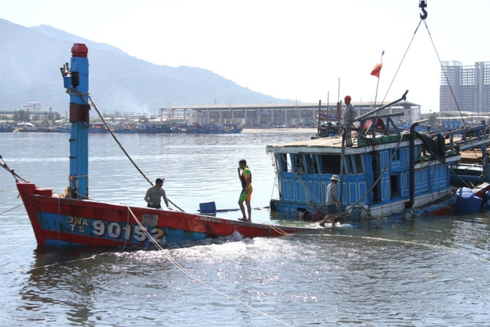 Nhiều công nhân cho biết, họ làm nghề sửa chữa tàu từ lâu, nhưng chưa bao giờ họ lại thấy cảnh thảm thương của con tàu như lúc này. Con tàu càng nhô lên, họ lại càng uất hận sự tàn ác, hung dữ của tàu Trung Quốc. Nhiều công nhân cho biết, họ làm nghề sửa chữa tàu từ lâu, nhưng chưa bao giờ họ lại thấy cảnh thảm thương của con tàu như lúc này. Con tàu càng nhô lên, họ lại càng uất hận sự tàn ác, hung dữ của tàu Trung Quốc.