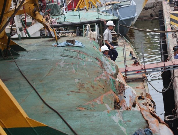 Tính đến nay đã gần 1 tháng tàu KN 951 thực hiện nhiệm vụ tại khu vực Trung Quốc hạ đặt trái phép giàn khoan Hải Dương 981 trên vùng biển Hoàng Sa của Việt Nam. Sau khi trở về, trên tàu đầy thương tích. Những "vết thương" chằng chịt trên tàu là minh chứng rõ nét nhất về sự hung bạo của các tàu Trung Quốc.