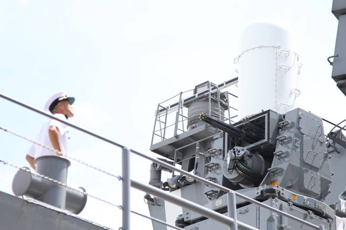 Phía trước và phía sau tàu đều có các thiết bị vũ khí hiện đại, nổi bật nhất là các họng pháo... Phía trước và phía sau tàu đều có các thiết bị vũ khí hiện đại, nổi bật nhất là các họng pháo...