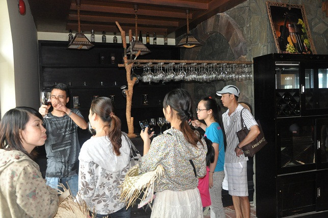 Một điều đặc biệt khi du khách tới hầm rượu là có thể gửi cất rượu tại đây nhằm có dịp tiếp đãi bạn bè và người thân khi có dịp đến tham quan lại hầm rượu.