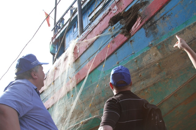 Các học giả đang xem "vết thương" sau cú đâm chí mạng của tàu Trung Quốc khiến tàu cá ĐNa 90152TS bị thủng một lỗ to và chìm giữa biển. Ảnh H.Q