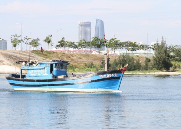 Bất chấp việc Trung Quốc hạ đặt giàn khoan 981 trái phép trên vùng biển Hoàng Sa của Việt Nam, nhiều tàu công suất lớn của ngư dân Đà Nẵng vẫn vươn khơi đánh bắt hải sản, góp phần bảo vệ chủ quyền. Ảnh H.Q Bất chấp việc Trung Quốc hạ đặt giàn khoan 981 trái phép trên vùng biển Hoàng Sa của Việt Nam, nhiều tàu công suất lớn của ngư dân Đà Nẵng vẫn vươn khơi đánh bắt hải sản, góp phần bảo vệ chủ quyền. Ảnh H.Q
