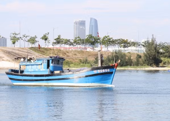 Bất chấp việc Trung Quốc hạ đặt giàn khoan 981 trái phép trên vùng biển Hoàng Sa của Việt Nam, nhiều tàu công suất lớn của ngư dân Đà Nẵng vẫn vươn khơi đánh bắt hải sản, góp phần bảo vệ chủ quyền. Ảnh H.Q