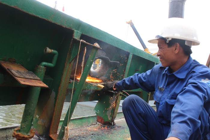 Hiện các công nhân đang nhanh chóng hàn và sửa chữa lại những "vết thương" trên tàu KN 951.