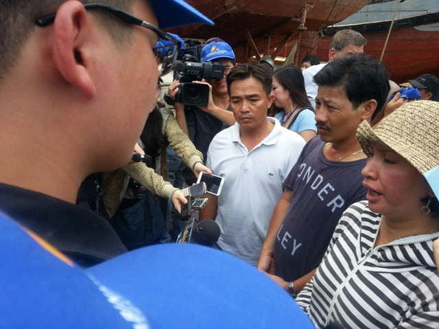 Chủ tàu cá ĐNa 90152TS Huỳnh Thị Như Hoa (bên phải) cho biết sẽ hiến con tàu này cho thành phố để trưng bày, giới thiệu với tất cả nhân dân Việt Nam và thế giới biết được rằng đây là chứng tích của những hành vi ngang ngược, vô nhân đạo, dã man của tàu Trung Quốc. Ảnh H.Q