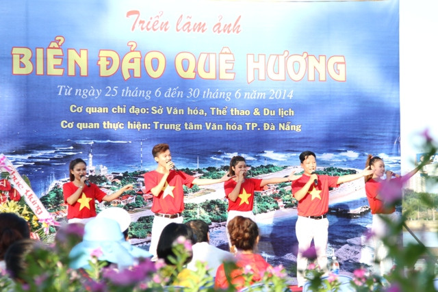 Chiều tối 25/6, tại khuôn viên đường Bạch Đằng (đoạn trước UBND TP Đà Nẵng), Trung tâm Văn hóa TP Đà Nẵng tổ chức triển lãm ảnh với chủ đề “Biển đảo quê hương”. Chiều tối 25/6, tại khuôn viên đường Bạch Đằng (đoạn trước UBND TP Đà Nẵng), Trung tâm Văn hóa TP Đà Nẵng tổ chức triển lãm ảnh với chủ đề “Biển đảo quê hương”.