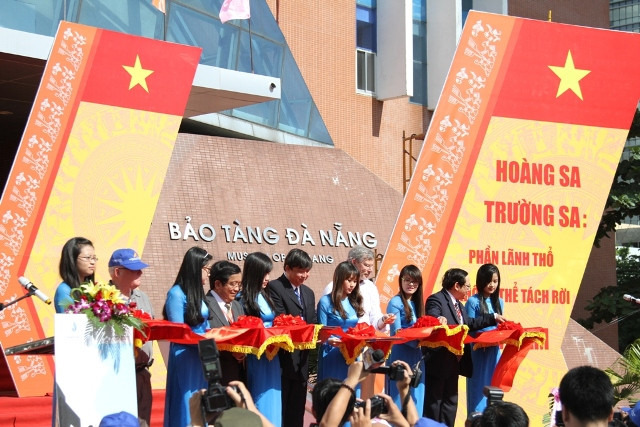 Cắt băng khai mạc triển lãm "Hoàng Sa - Trường Sa: Phần lãnh thổ không thể tách rời của Việt Nam" tại Bảo tàng Đà Nẵng.