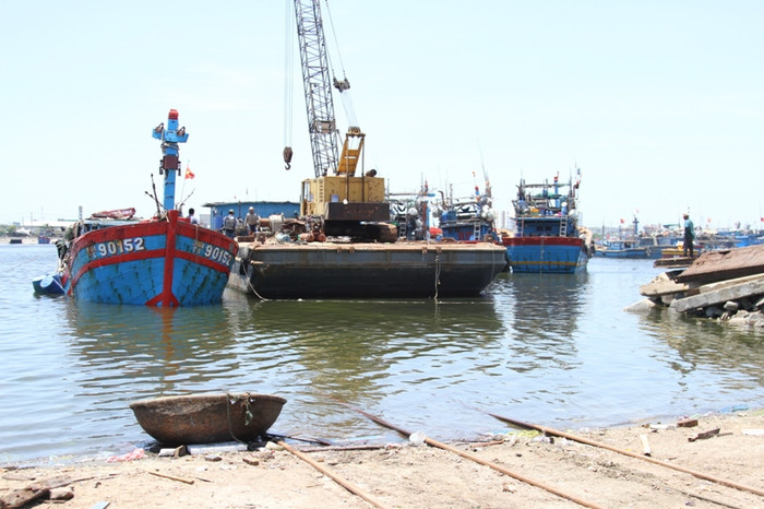 Theo ông Trần Văn Lĩnh, quyền Chủ tịch Hội Nghề cá TP Đà Nẵng, sau khi được đưa lên đà, các cơ quan chuyên môn tiến hành thẩm định mức độ hư hỏng rồi quay phim, chụp ảnh, lập hồ sơ để làm bằng chứng tố cáo tội ác của tàu vỏ sắt Trung Quốc. "Thân tàu sẽ được trưng bày để xem như một chứng tích của những ngày Trung Quốc hạ đặt trái phép giàn khoan Hải Dương 981 trong thềm lục địa của Việt Nam", ông Lĩnh nói. Theo ông Trần Văn Lĩnh, quyền Chủ tịch Hội Nghề cá TP Đà Nẵng, sau khi được đưa lên đà, các cơ quan chuyên môn tiến hành thẩm định mức độ hư hỏng rồi quay phim, chụp ảnh, lập hồ sơ để làm bằng chứng tố cáo tội ác của tàu vỏ sắt Trung Quốc. "Thân tàu sẽ được trưng bày để xem như một chứng tích của những ngày Trung Quốc hạ đặt trái phép giàn khoan Hải Dương 981 trong thềm lục địa của Việt Nam", ông Lĩnh nói.