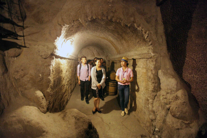 Từ năm 1919 đến 1938, người Pháp đã cho xây dựng hàng trăm ngôi biệt thự, bệnh viện, bưu điện…ngay trên đỉnh Bà Nà để phục vụ nhu cầu nghỉ mát của các quan chức, sỹ quan quân đội Pháp, thương gia Pháp và những người Việt giàu có. Đồng thời, họ đã cho xây dựng hầm rượu Debay nhằm cất giữ các loại rượu và đặc biệt là loại rượu vang nổi tiếng được coi là “quốc hồn, quốc túy” được mang từ Pháp sang.