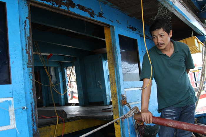 Chủ tàu Trần Văn Vốn ngao ngán đứng trên con tàu của mình. Mới cách đây nửa tháng, tàu anh lành lặn ra khơi với bao niềm hy vọng, hôm nay, con tàu này trở về với những "thương tích" đầy mình...