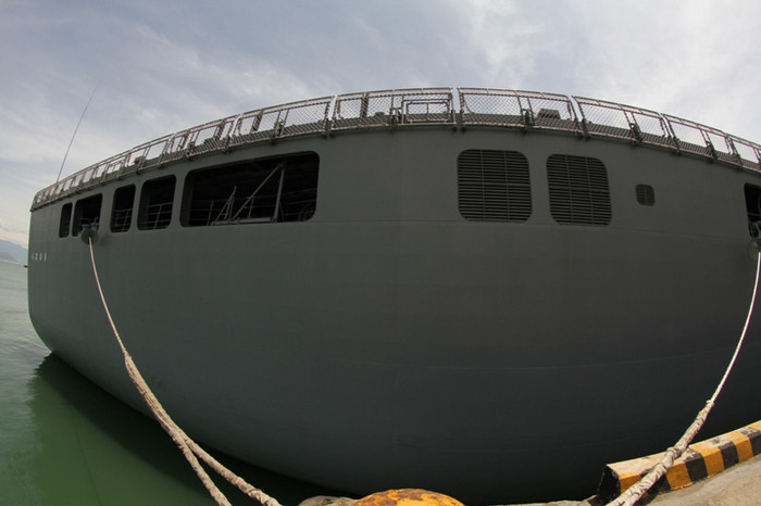 Phía sau đuôi tàu đổ bộ JS Kunisaki. Phía sau đuôi tàu đổ bộ JS Kunisaki.