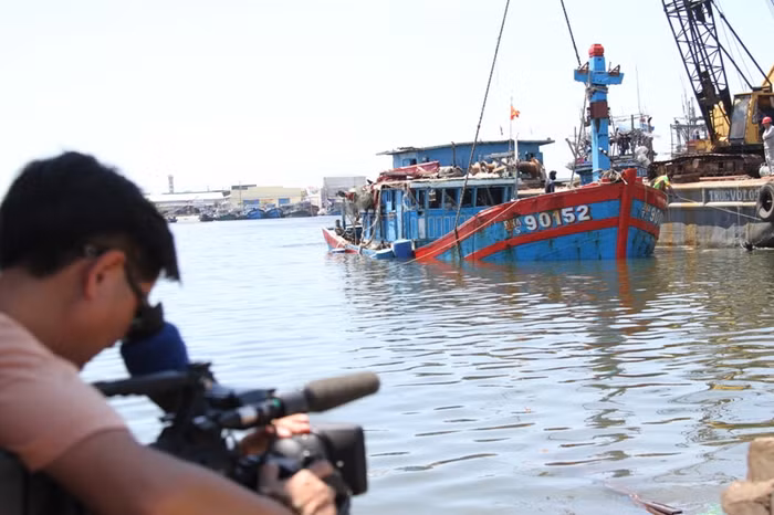 Một số cơ quan báo chí đã có mặt tại đây để ghi lại hình ảnh con tàu này.