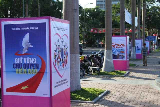 Đặc biệt, triển lãm cũng giới thiệu hơn 40 tranh cổ động, tuyên truyền về biển, đảo do Bộ VHTTDL vừa mới phát hành. Đặc biệt, triển lãm cũng giới thiệu hơn 40 tranh cổ động, tuyên truyền về biển, đảo do Bộ VHTTDL vừa mới phát hành.