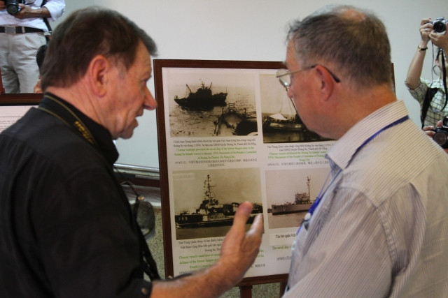 Các học giả, nhà nghiên cứu quốc tế trao đổi tại triển lãm.