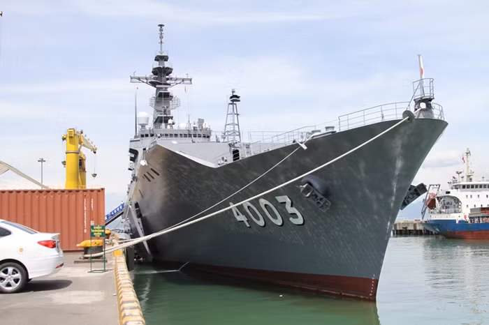 Được biết, tàu đổ bộ Kunisaki có tổng số 400 sĩ quan và thủy thủ, tàu có lượng giãn nước 14.000 tấn, nặng khoảng 9 ngàn tấn, dài 178m, rộng 25,8m.