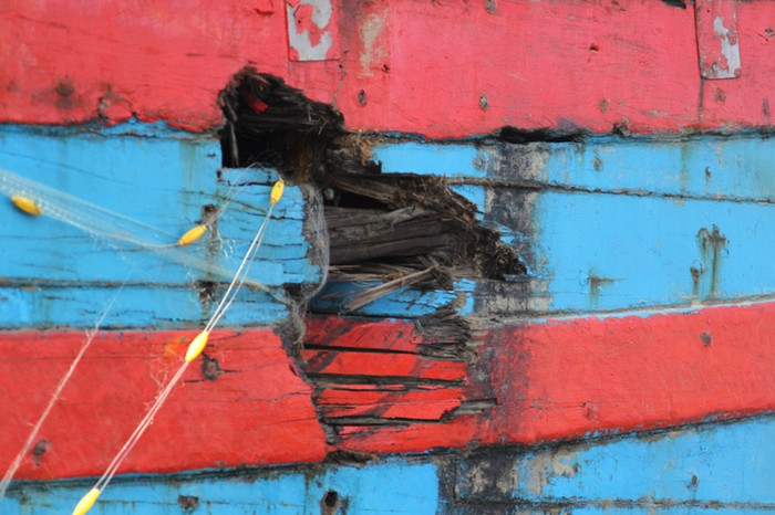 "Vết thương" nặng nhất phía sau đuôi tàu cá ĐNa 90152TS sau khi bị tàu Trung Quốc đâm chìm giữa biển. Ảnh H.Q