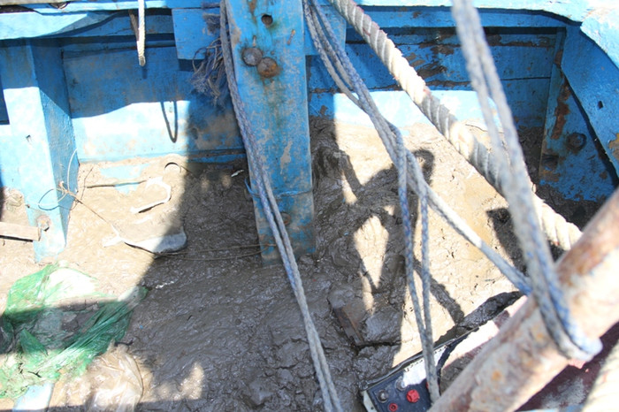Bùn chất chứa rất nhiều trong các khoang tàu...