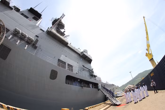 Trên tàu có hàng trăm sĩ quan, thủy thủ đoàn đa quốc gia...